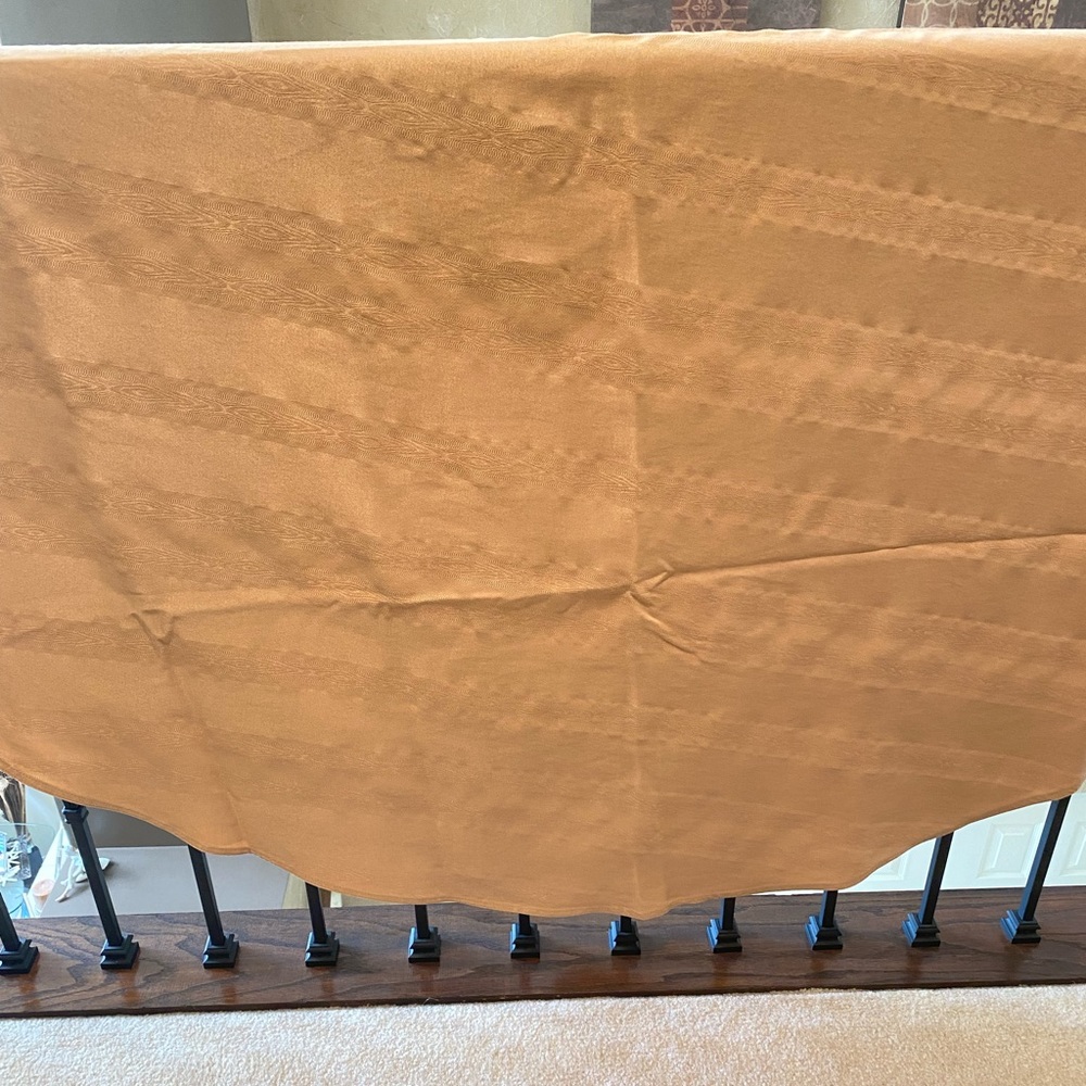 Lenox Round tablecloth. No tag